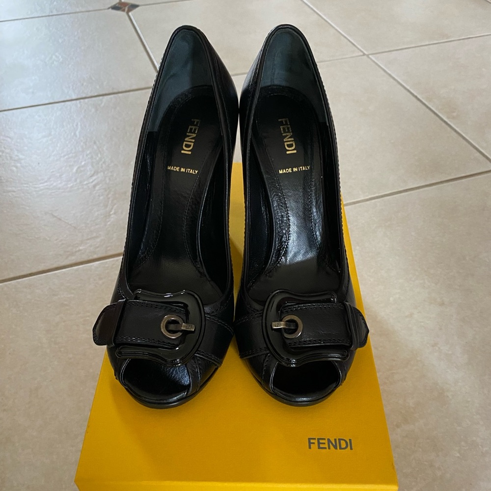 FENDI spuntata vitello palmalux peep toe pump 37.5